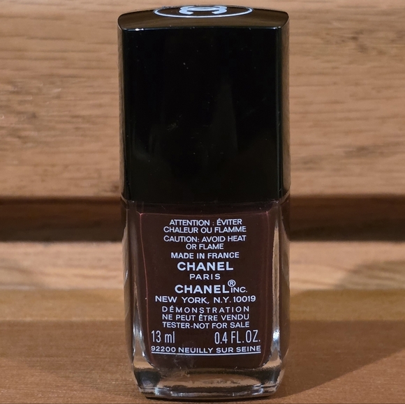 CHANEL Le Vernis Nail Color Vamp 18 - Shimmering Deep Burgundy - Picture 3 of 4